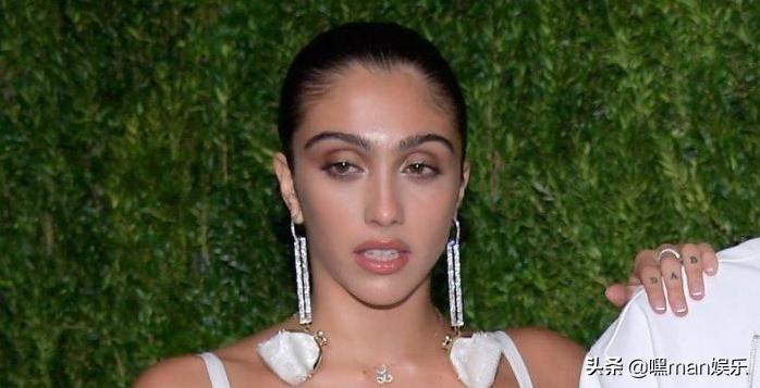 作为麦当娜的女儿也非寻常之辈23岁的她比母亲更大胆出色