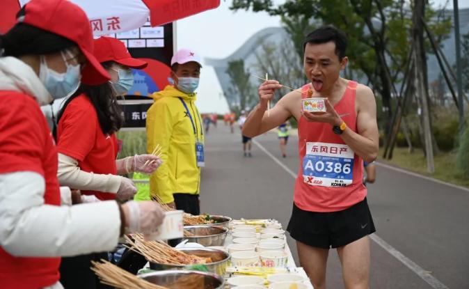 成都马拉松沿途补给站,马拉松补给站都吃些啥成都