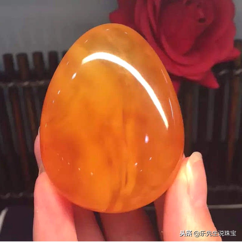 如何鉴别真假蜜蜡这方法简单有效,蜜蜡打紫光灯一定能鉴别真假吗