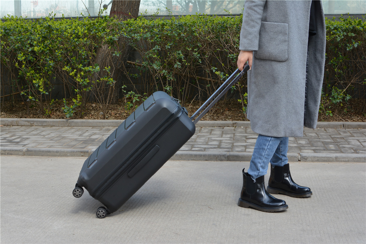 有了瑞士SWIZA行李箱，再也不用担心出差了，绝对颜值担当