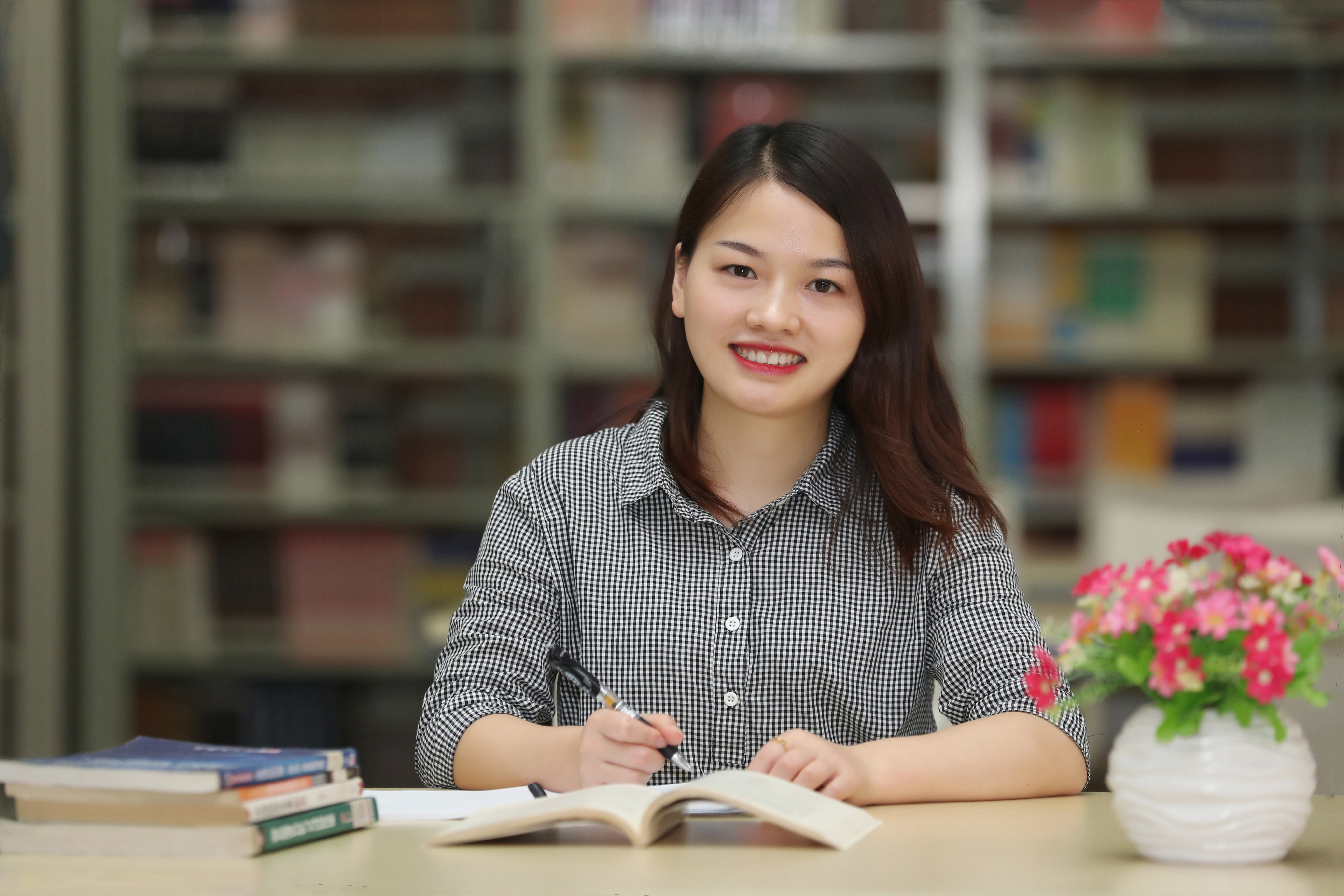 湖南农村贫寒女孩在富士康流水线完成蝶变，把一手烂牌打成王炸