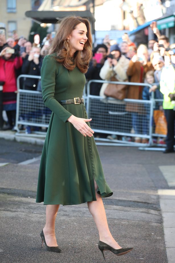 莎拉拍大片撞衫侄媳妇凯特，同款裙子不同格调，细节见王室束缚