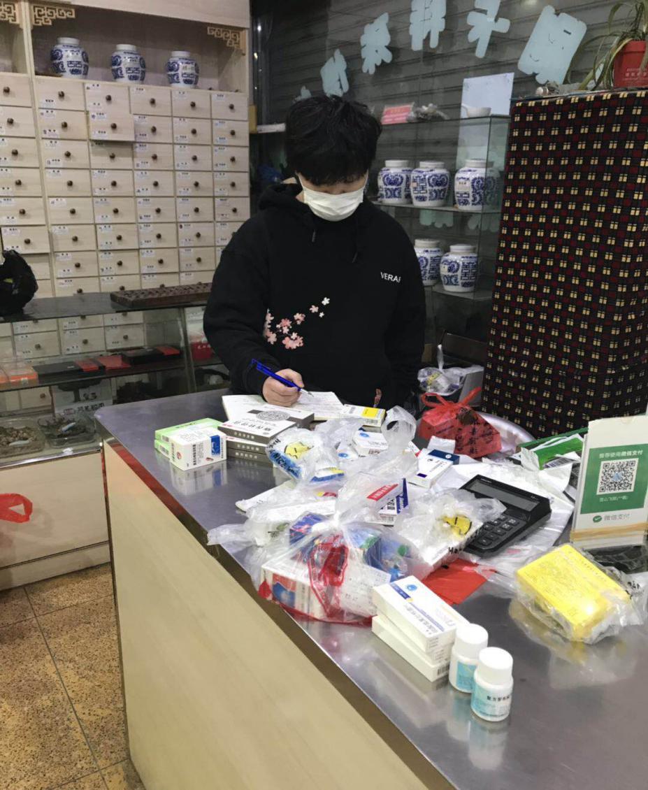 连跑6家店买回老人救命药,帮老人拿救命药