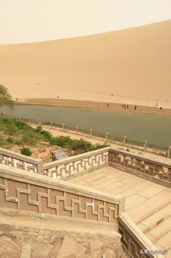 鸣沙山月牙泉堆满了游客,鸣沙山月牙泉景区