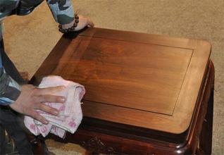 白色柜子脏了怎么擦干净,家里柜子烂了怎么补救