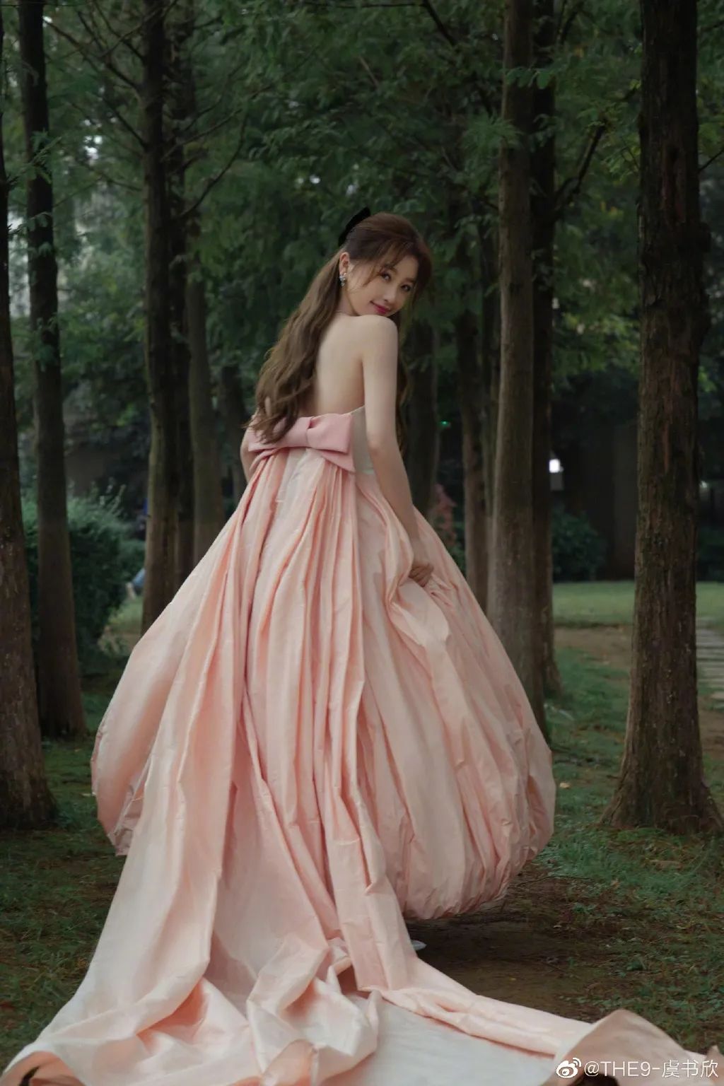 虞书欣说蝴蝶结是她的标志,虞书欣戴发箍