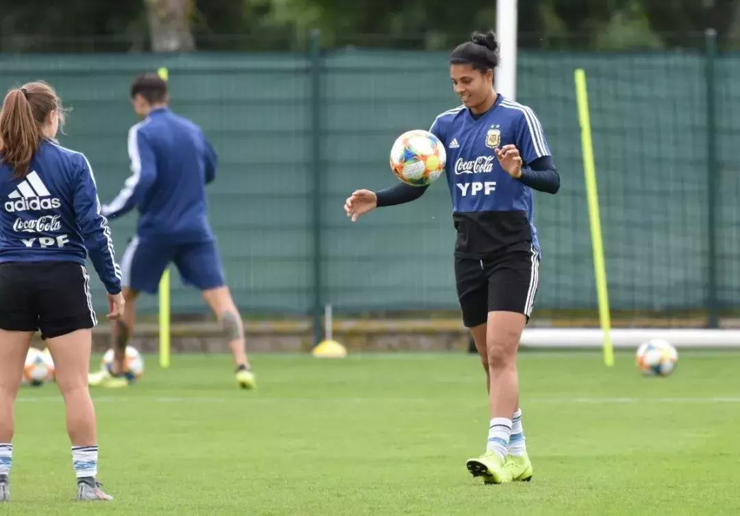 曾为10美元*工罢**如今却创造历史，这支阿根廷女足已成男足楷模