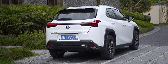 时空机发光尾翼，10个气囊，2.0L混动+四驱，这SUV卖33.3万贵吗？