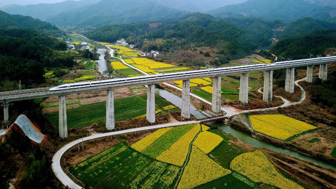 高铁不晕车的原因,坐高铁为什么感觉不到快