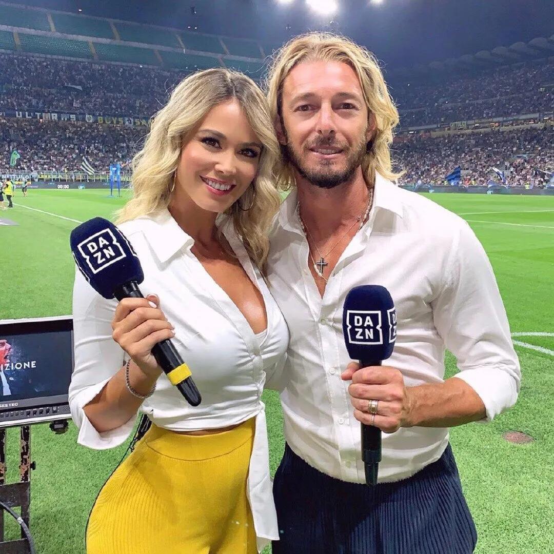 性感36E蜜桃臀的女主播!不知该看足球还是该看她