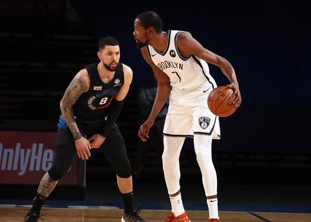 哈登身穿1号球衣上场,哈登上场仅仅32分钟就22投10中