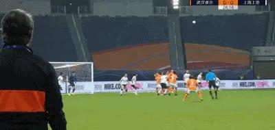 武汉卓尔点球,卓尔禁区内手球