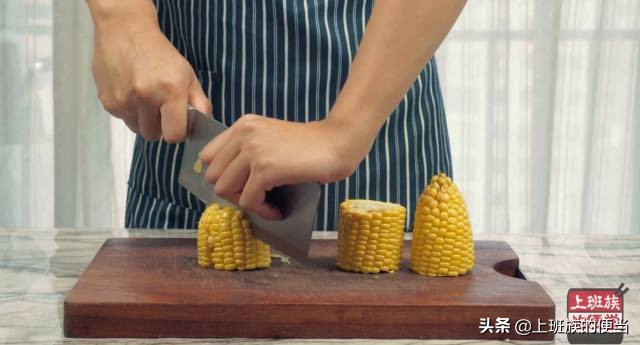 猪大骨和猪肚炖汤,猪大骨家常简单的炖汤过程