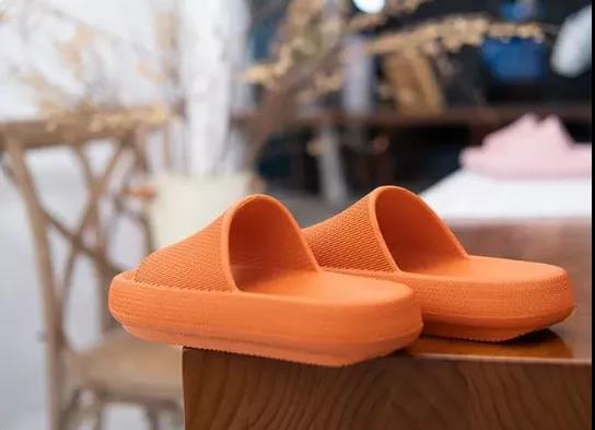 网红爆款踩屎感拖鞋直播间秒杀,踩屎感拖鞋上百元