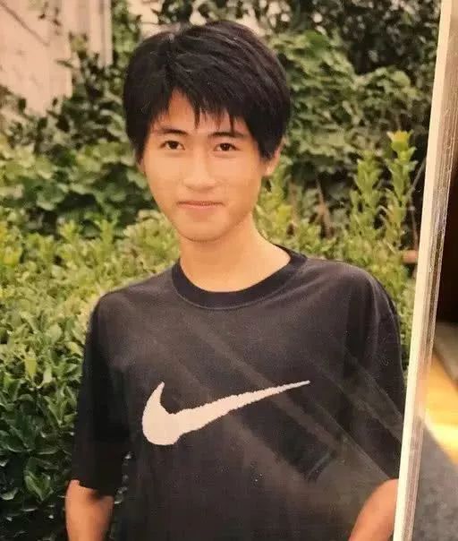 追着梦还把钱赚了！韩寒以前在争议中成名，如今在平静中发大财