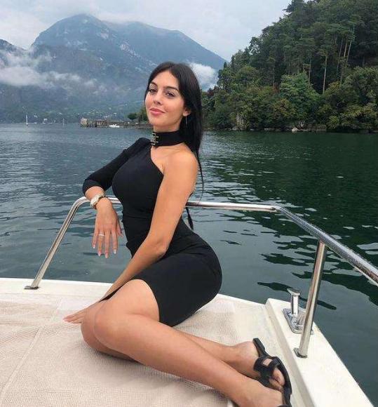 c罗和女朋友游泳,37岁c罗自律身材