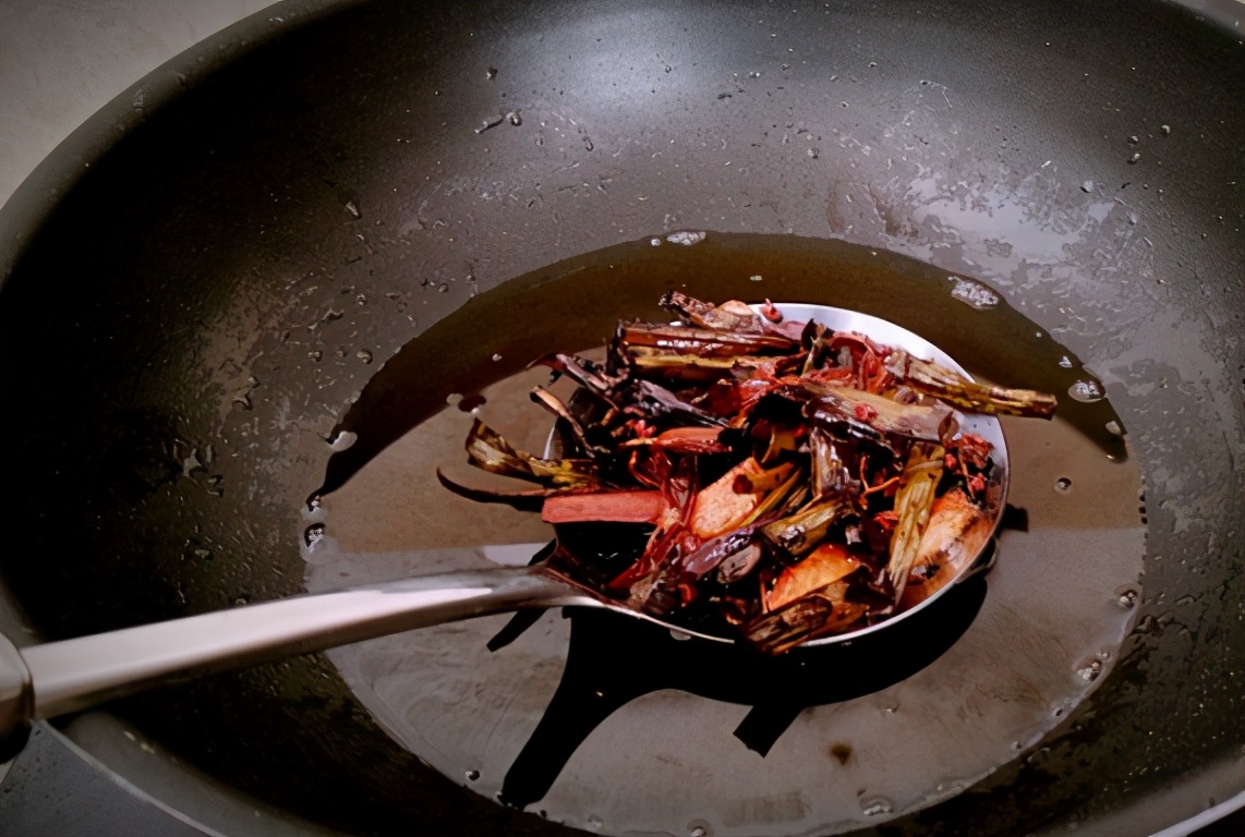 油炸后的油怎么处理可以变清澈,油炸剩下的油怎么使用