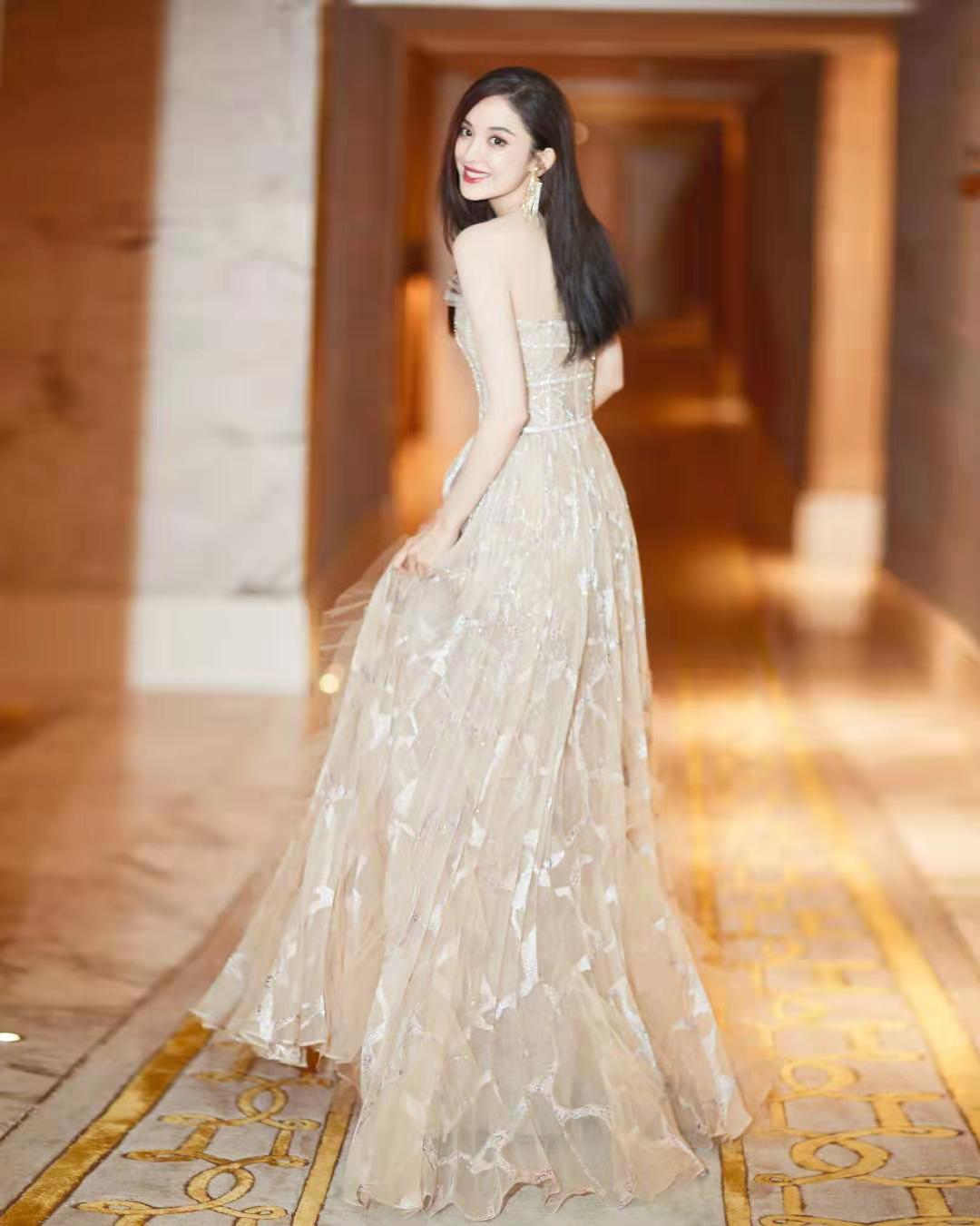 古力娜扎一袭露肩白裙秀眸明亮,古力娜扎穿吊肩抹胸裙