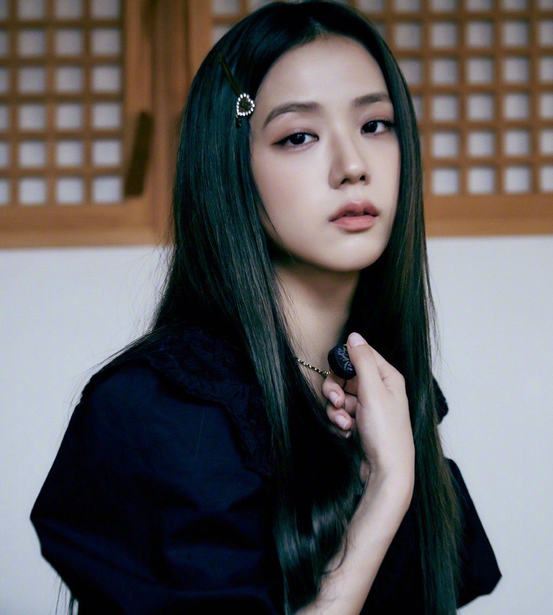 穿黑色衣服显老怎么搭配,黑色衣服显老还是显年轻