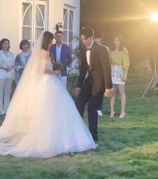 许魏洲杨超越发布会,许魏洲帮杨超越整理裙子