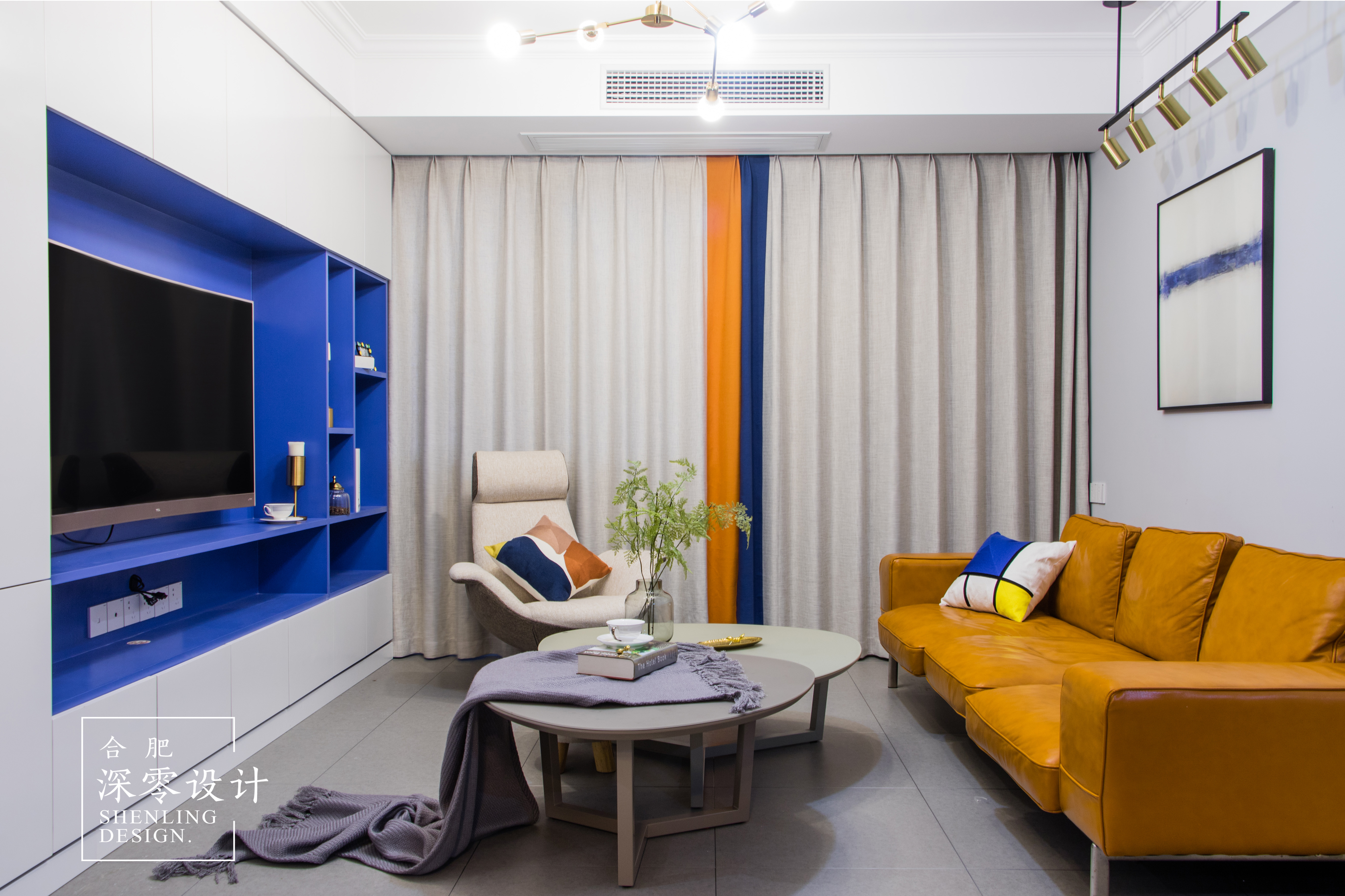 家庭聚餐时就怕餐桌小，有了这个随意拉伸的桌子，坐10人都没问题