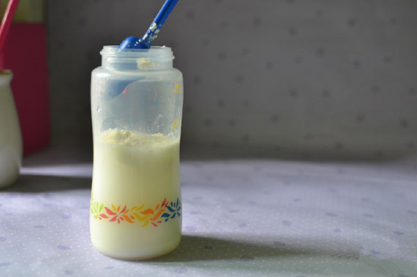 宝宝奶粉泡出来有泡沫是怎么回事,奶粉有泡沫宝宝喝进去有什么危害