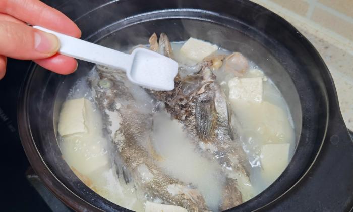 炖鱼加醋去腥味的原理,炖鱼加醋的正确方法