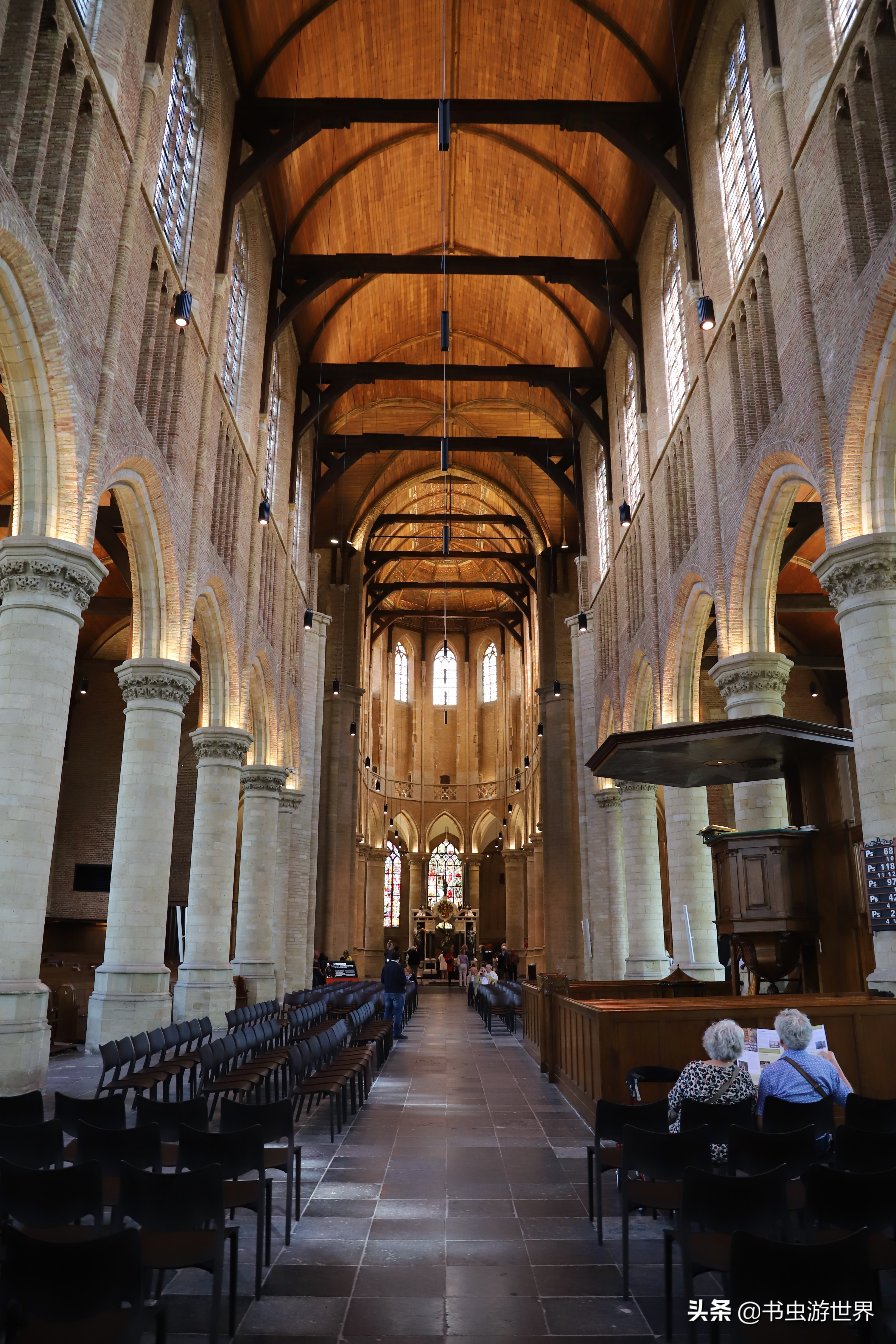 登上108米钟楼俯瞰13世纪古城，荷兰国父为何选择在这里安葬