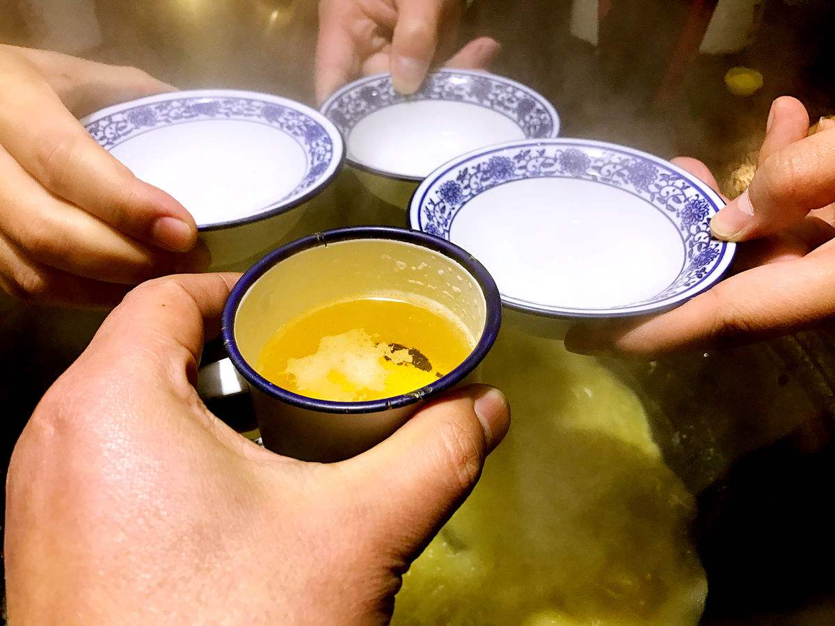 敬酒有讲究，学会这5个套路，让领导喝得高兴，还服服帖帖！