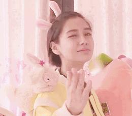 微博之夜angelababy和范冰冰撞衫,吴谨言和angelababy撞衫又撞脸