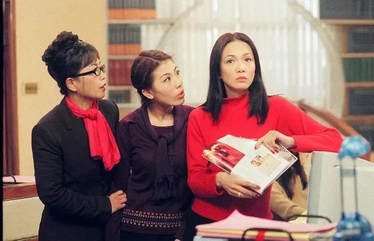 还记得2000年拿下黄子华的中环女律师MissMo穿过什么吗？