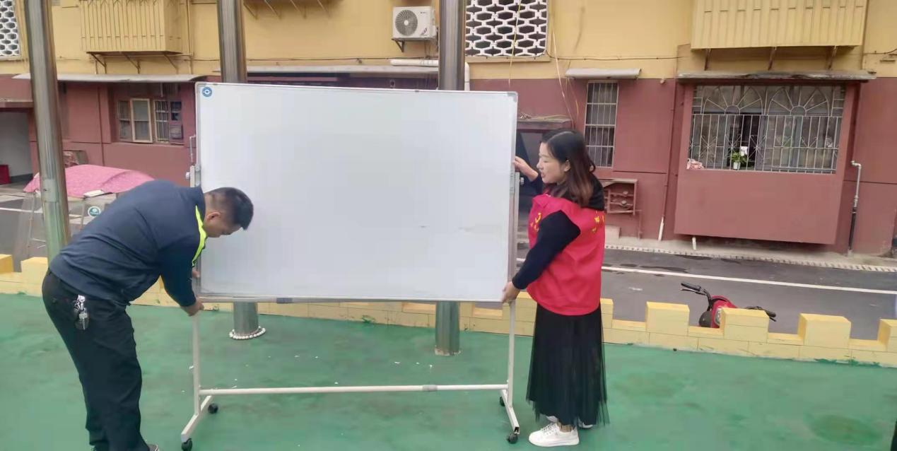 献*党**员微博之力，建和谐美好校园——娄底二小*党**员志愿服务校运会