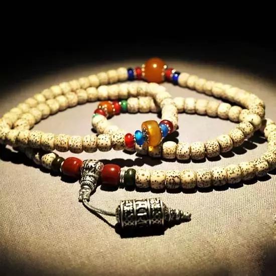 星月摸起来黏黏的,星月咬手还可以佩戴吗