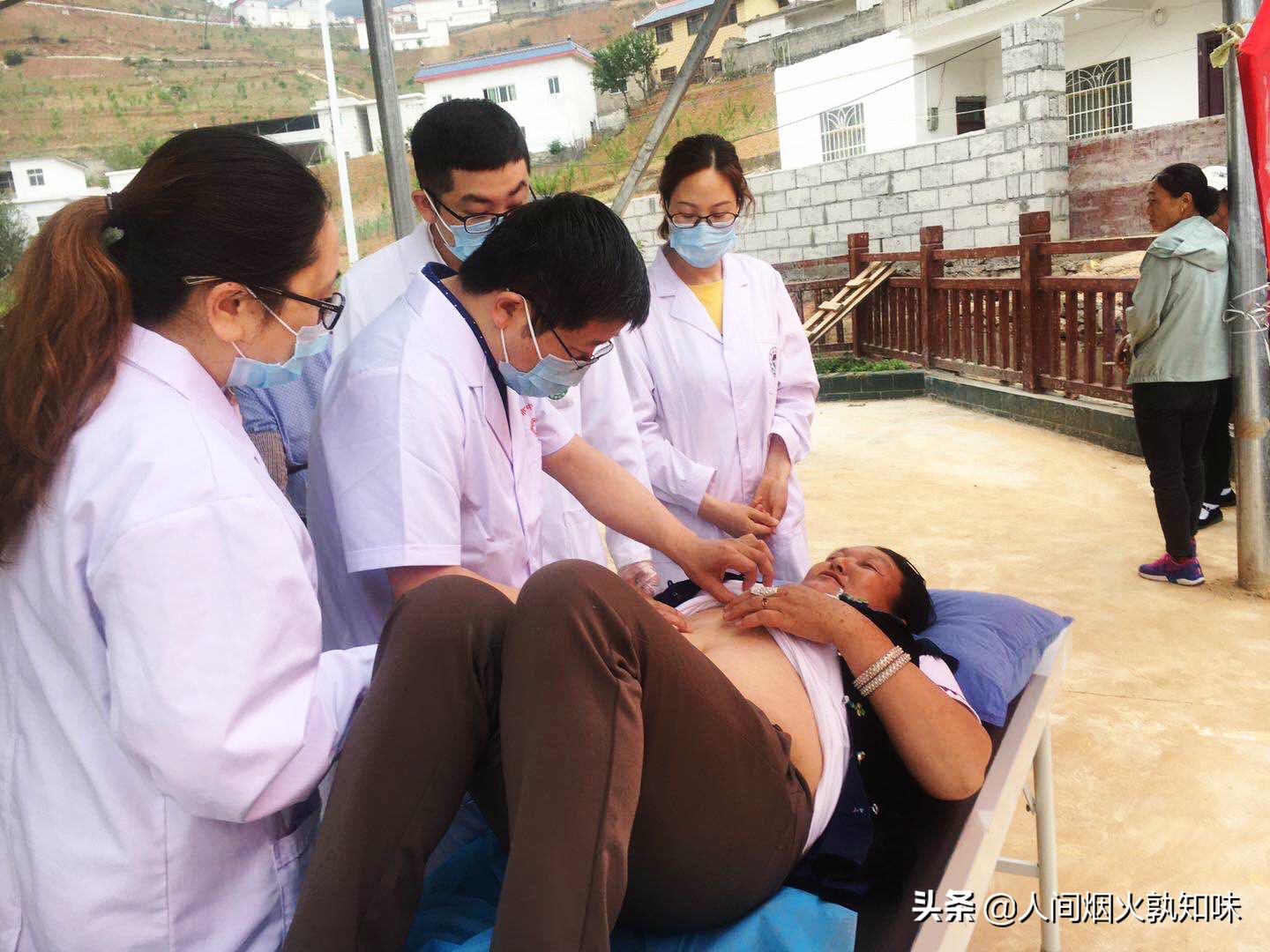 医生妙手回春为许多人解除了病痛,医生为广大人民义诊消除病痛