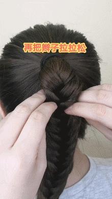 杨幂半扎鱼骨辫,杨幂的新发型双马尾鱼骨辫