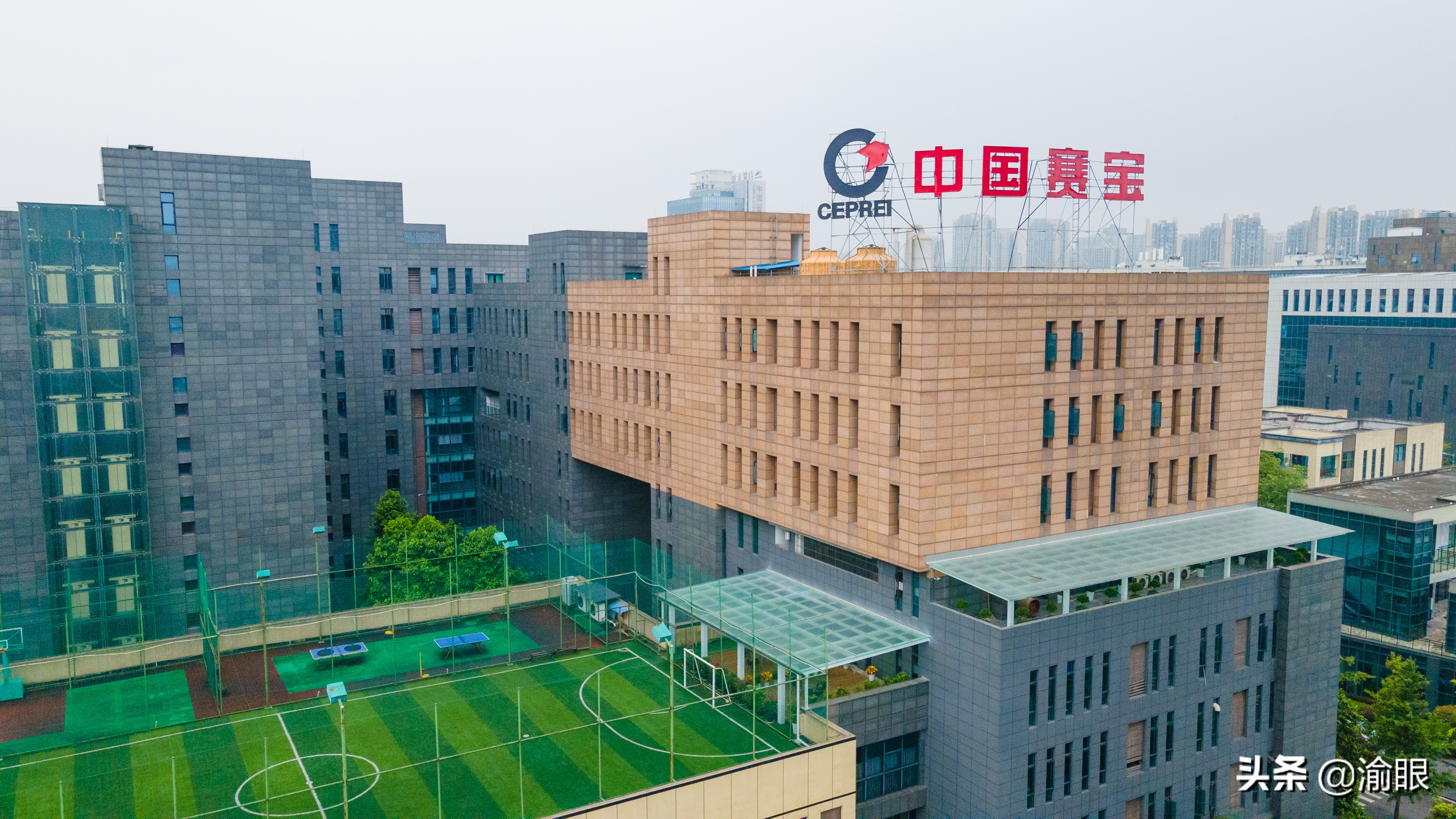 重庆空中足球场建设,重庆建2万平空中足球场