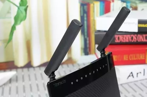 tp5620千兆版和小米4a千兆路由器,怎么辨别路由器是不是千兆路由器