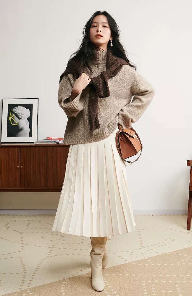 作为女人一定要有女人味,白色的羊绒衫是漂亮女人的标配