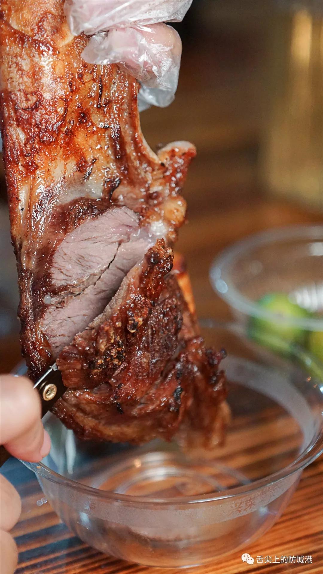 你愿意把夜晚交给谁？是舞台上的高跟鞋，还是大排长龙的宵夜摊