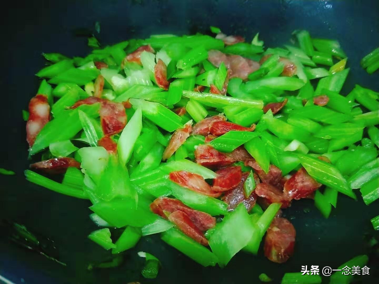 今日美食分享腊肠炒芹菜,潮汕美食腊肠炒西芹