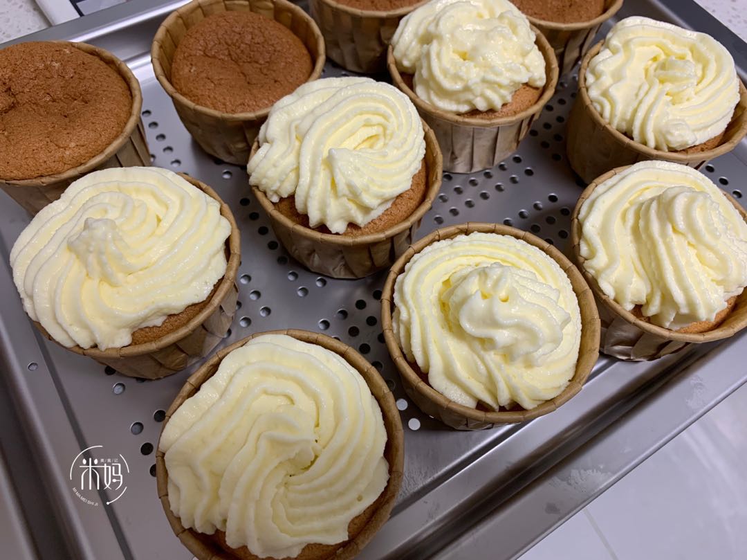 教你一招自制纸杯蛋糕,自制纸杯蛋糕做法烤箱家庭版