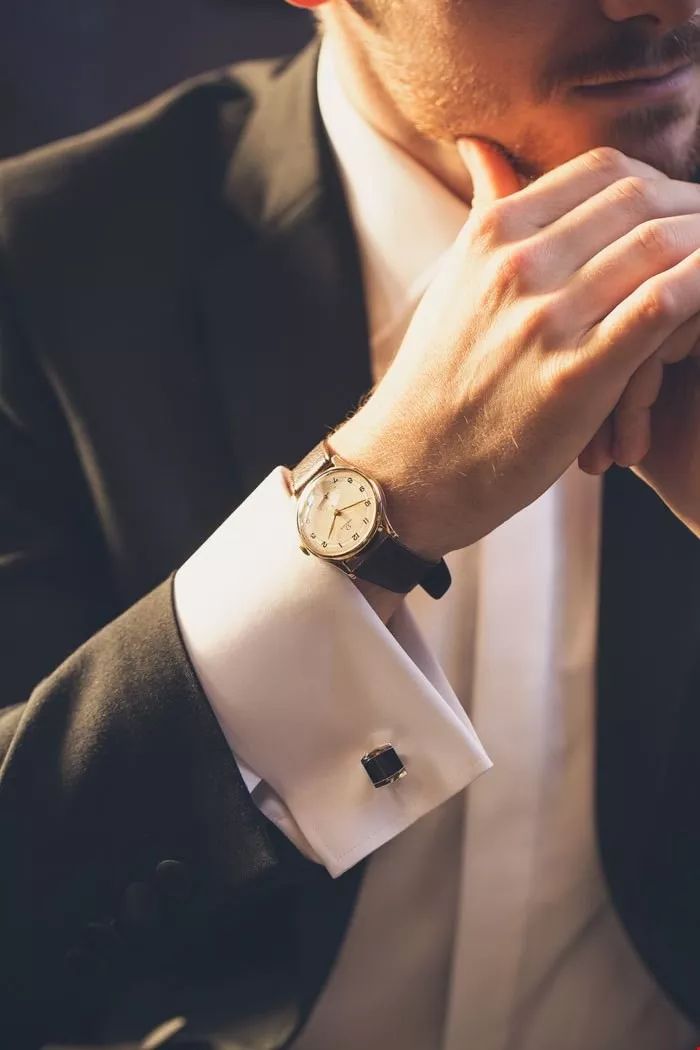 给西装加一条腰带,给西装加盘扣