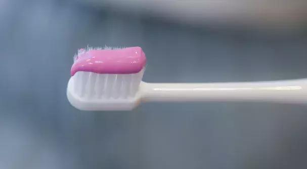 倪妮泳装露齿笑又迷倒一票人！湿法风格突然走火，牙白才敢这样玩