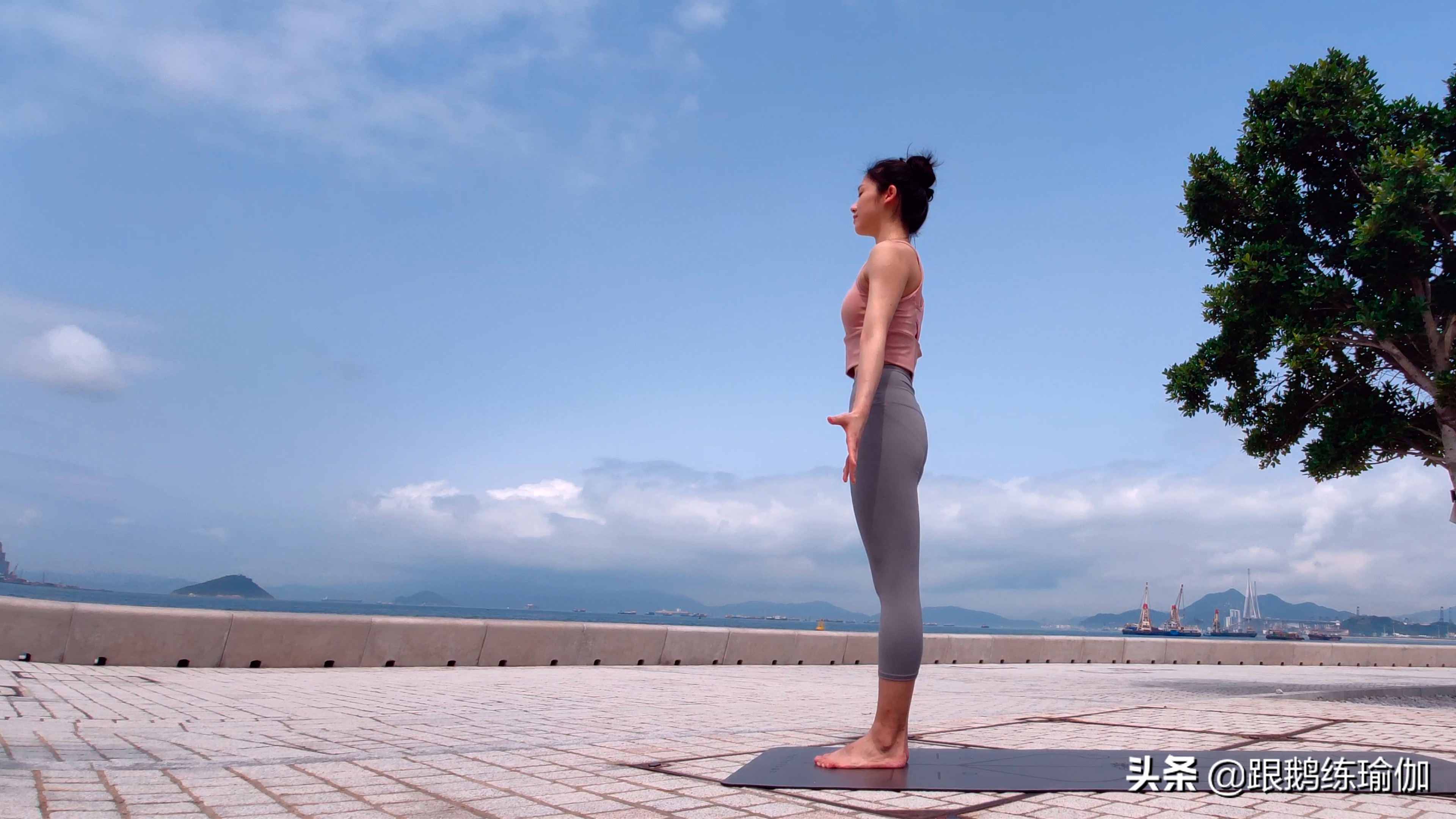 怎样练瑜伽山式站姿,零基础瑜伽入门第一式山式