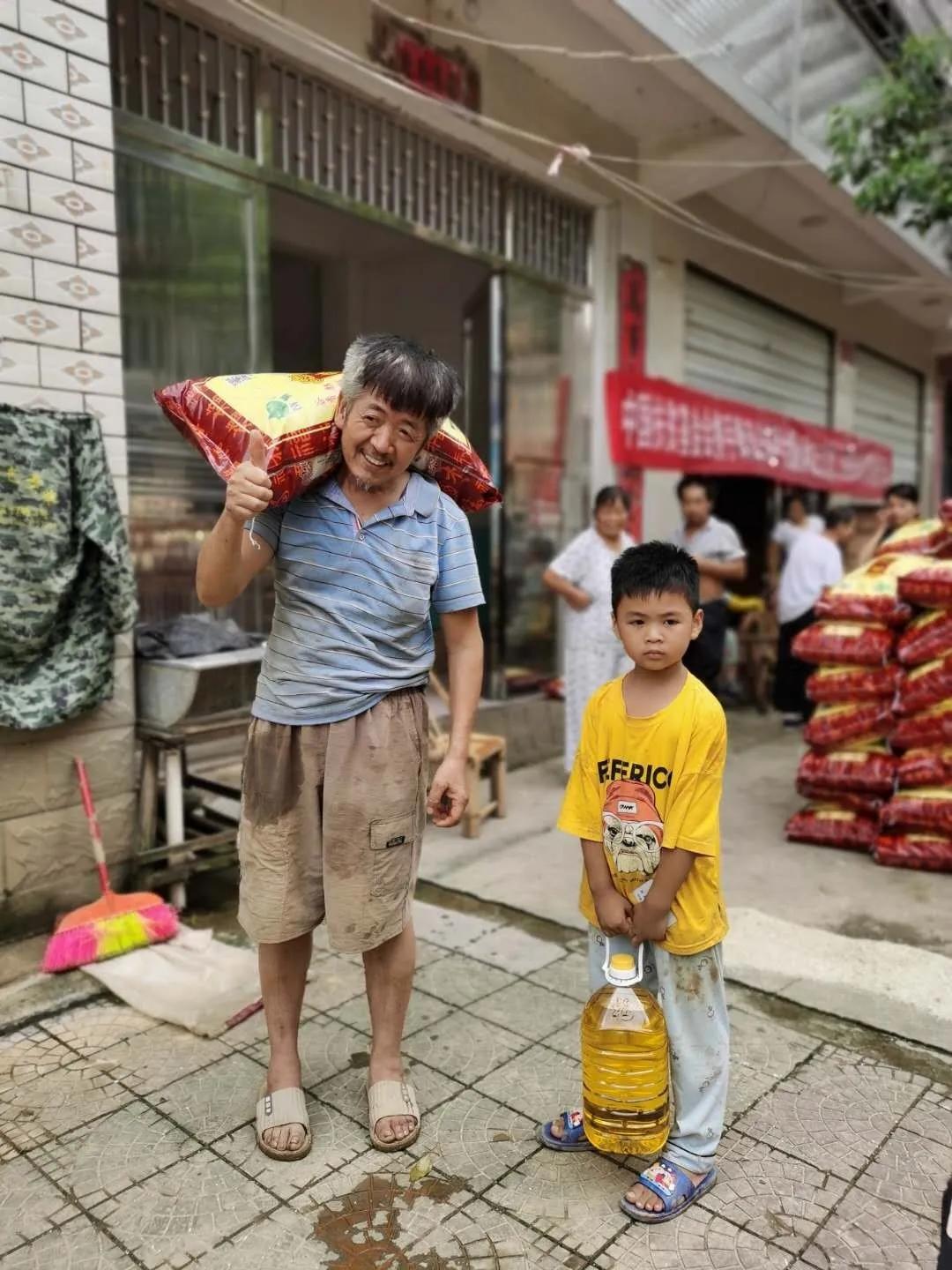 无惧风雪严寒坚守战役一线,不惧风雨救援