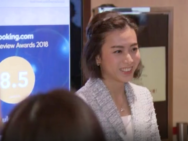 香港女首富甘比黑裙出席典礼,香港女首富甘比的成功