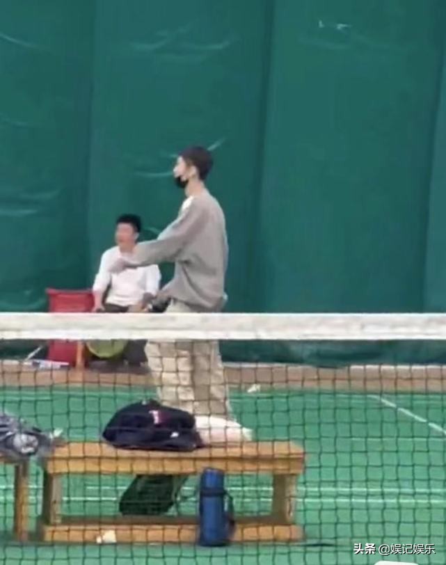 偶遇鹿晗关晓彤穿情侣装吃火锅,偶遇关晓彤和她合影