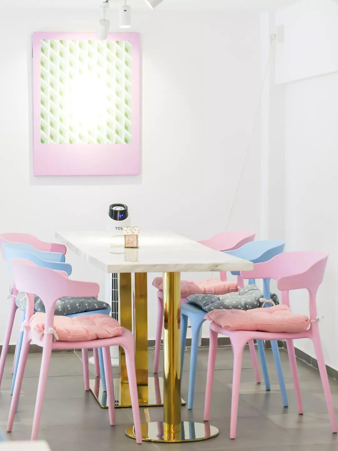 双色的双层小店，晚上有满天星星，呆足一天也不够