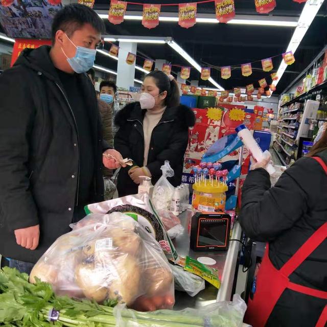 宜阳白杨书记带领群众买东西,宜阳白杨疫情物资捐赠