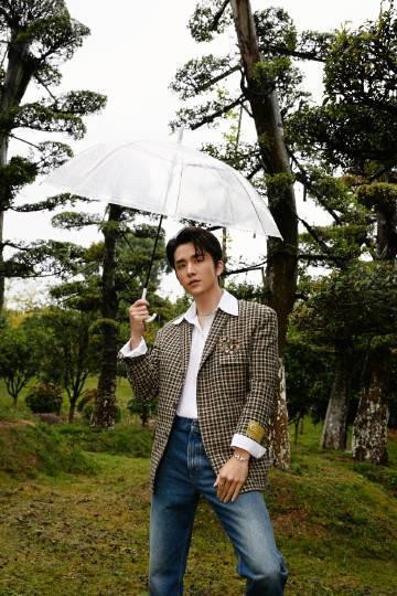 张新成露背西装同款,县委大院张新成撑伞照片